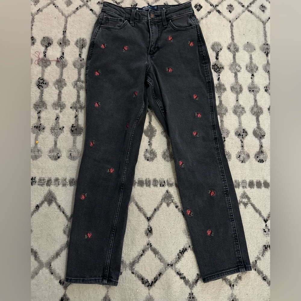 Hollister Curvy High Rise Mom Jean Embroidered Floral Rose (size 0)